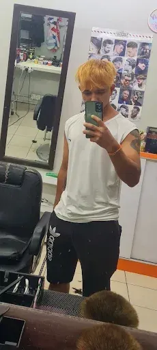 Customer's mirror selfie after his cut