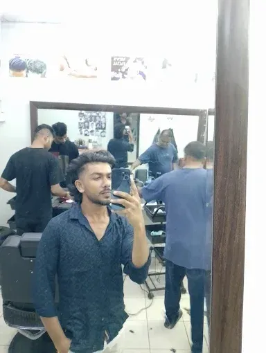 Customer's mirror selfie in the shop
