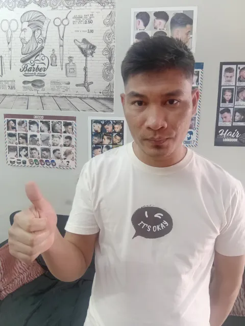 Customer giving a thumbs up after his cut